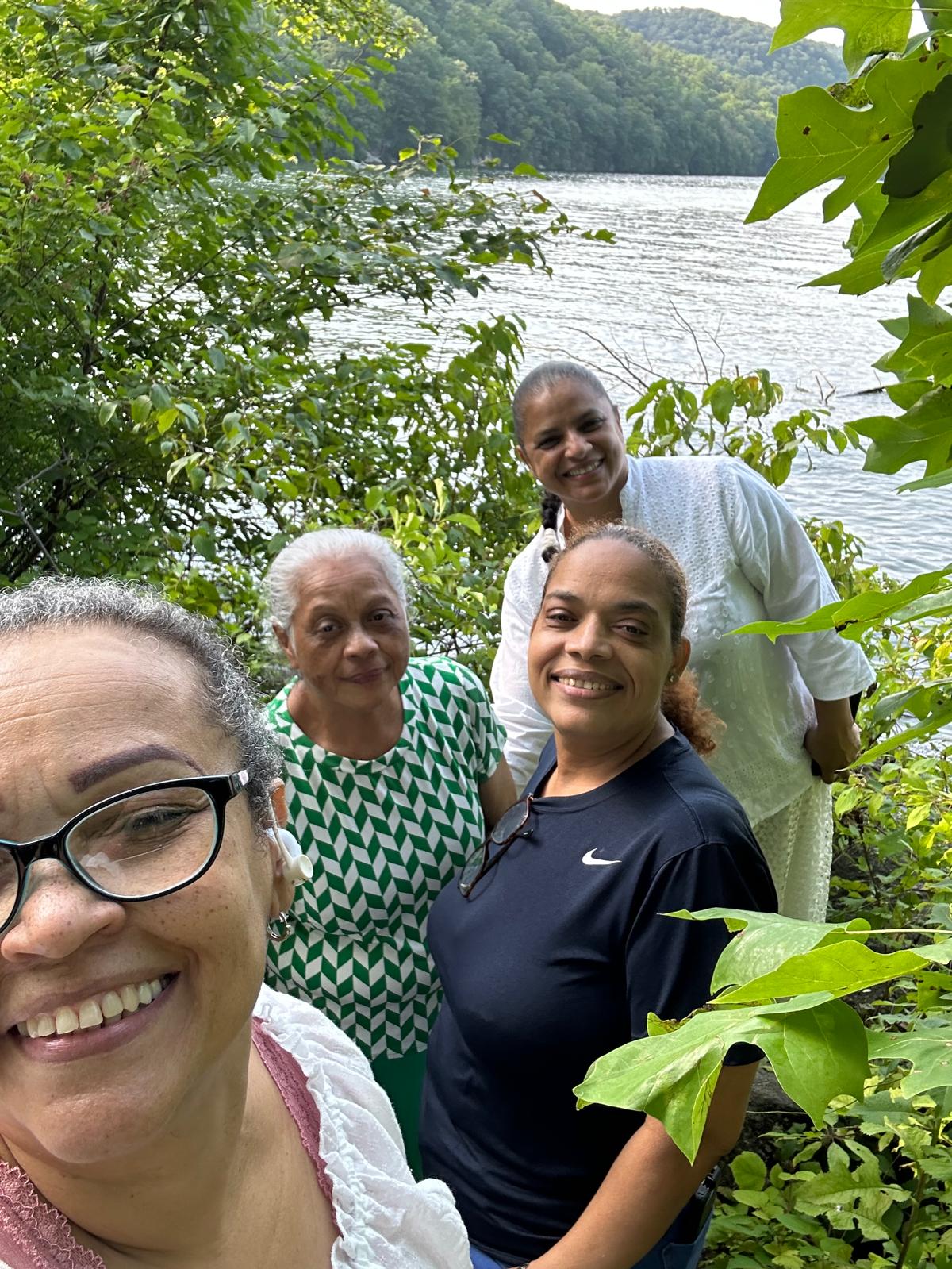 Hermanas de la iglesia en un paseo de compañerismo junto al lago